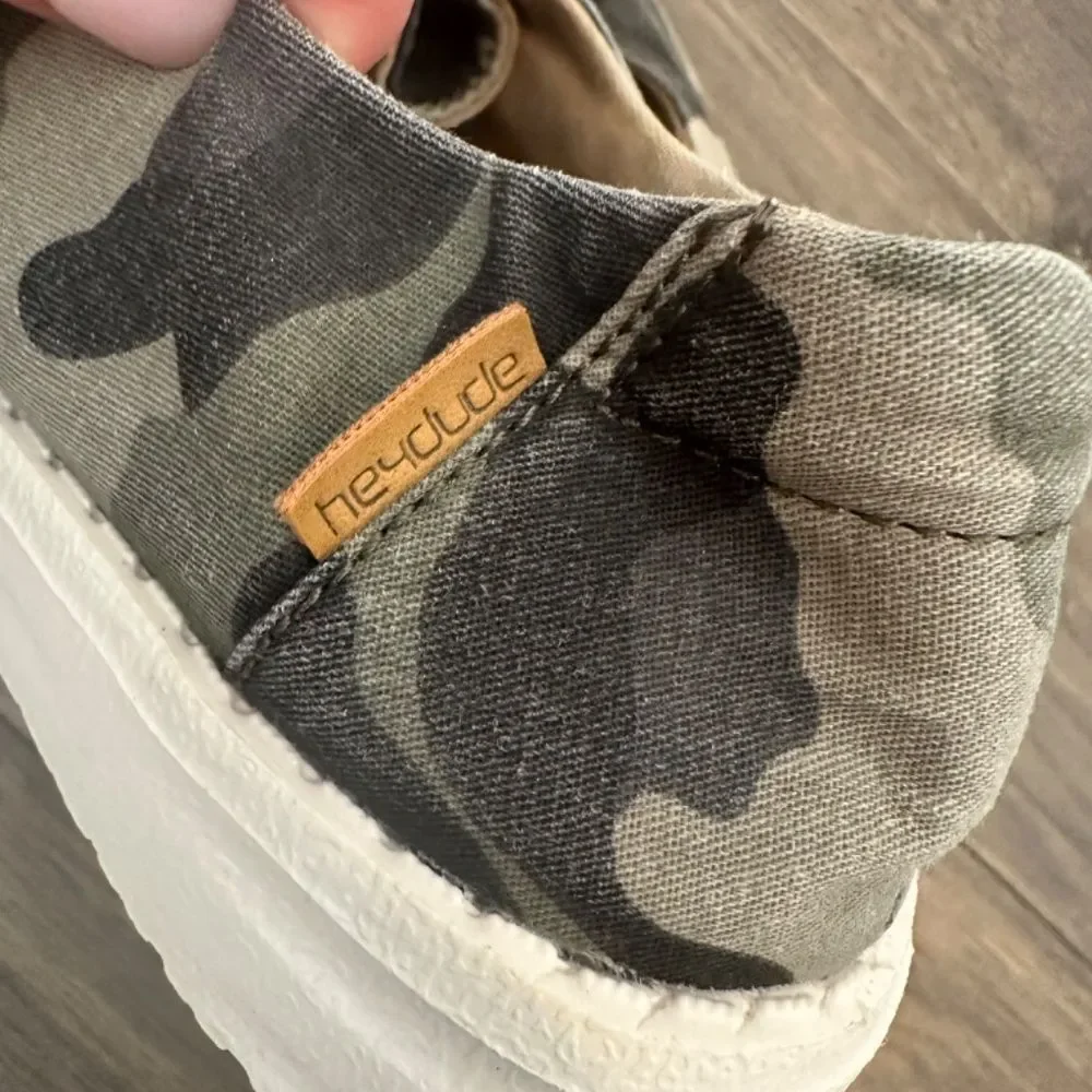 Hey Dude Wendy Grey Green Camo Lace Up Lightweight Shoes - Size 6 - EUC